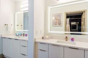 Luxury Central Apartment with Gym