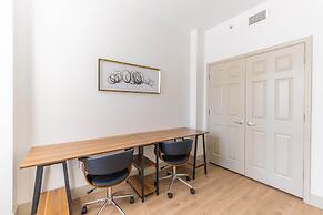 Luxury Central Apartment with Gym