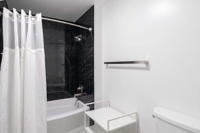 Luxury Central Apartment with Gym