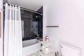 Luxury Central Apartment with Gym