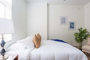 Luxury Central Apartment with Gym