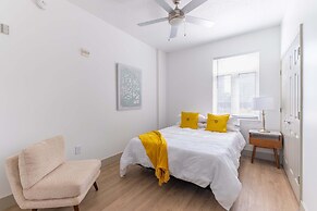 Luxury Central Apartment with Gym