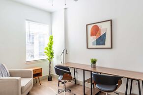 Luxury Central Apartment with Gym