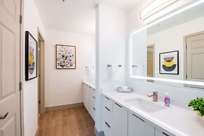 Luxury Central Apartment with Gym