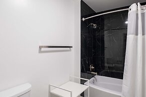 Luxury Central Apartment with Gym