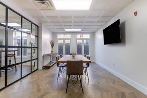 Luxury Central Apartment with Gym