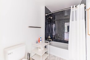 Luxury Central Apartment with Gym