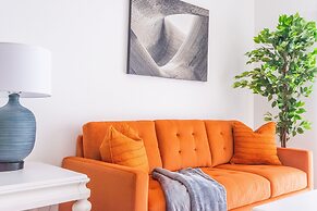 Luxury Central Apartment with Gym