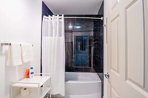 Luxury Central Apartment with Gym