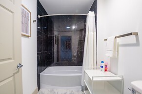 Luxury Central Apartment with Gym