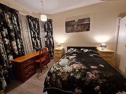 House-sleeps4-parking-garden