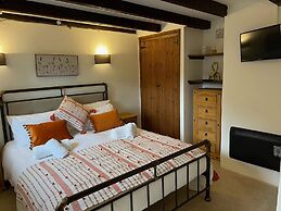Stunning 4 Bed Pet Friendly Cottage With Hot Tub