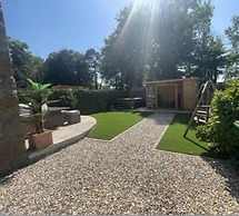 Stunning 4 Bed Pet Friendly Cottage With Hot Tub