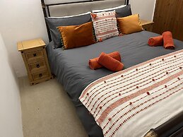 Stunning 4 Bed Pet Friendly Cottage With Hot Tub