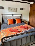 Stunning 4 Bed Pet Friendly Cottage With Hot Tub