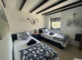 Stunning 4 Bed Pet Friendly Cottage With Hot Tub