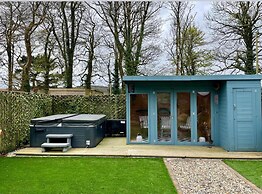 Stunning 4 Bed Pet Friendly Cottage With Hot Tub