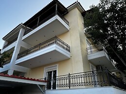 Skiathos Center Stylish 2 Bd w Balcony