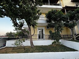 Skiathos Center Stylish 2 Bd w Balcony