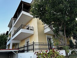 Skiathos Center Stylish 2 Bd w Balcony