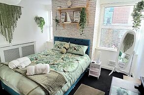 The Hideaway/cottage Feel/patio/central/parking