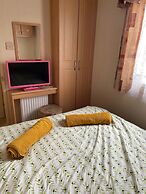 Cozy Camber Caravan 3 Bedroom Retreat With Decking