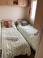 Cozy Camber Caravan 3 Bedroom Retreat With Decking