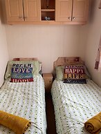 Cozy Camber Caravan 3 Bedroom Retreat With Decking