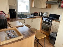 Cozy Camber Caravan 3 Bedroom Retreat With Decking