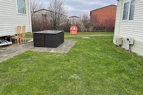 Caravan - Sleeps 8 - Pets Ok - Parking - Patio