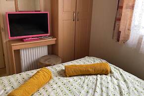 Caravan - Sleeps 8 - Pets Ok - Parking - Patio