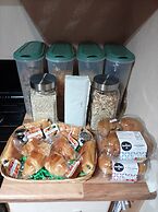 Cozy Camber Caravan 3 Bedroom Retreat With Decking