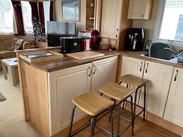 Cozy Camber Caravan 3 Bedroom Retreat With Decking