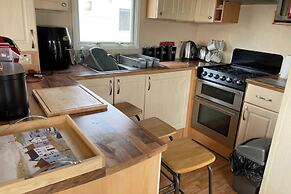 Caravan - Sleeps 8 - Pets Ok - Parking - Patio