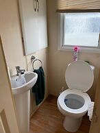 Cozy Camber Caravan 3 Bedroom Retreat With Decking