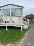 Cozy Camber Caravan 3 Bedroom Retreat With Decking
