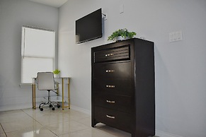 Elegant Apartment 10 min to Mercedes Outlets