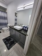 Elegant Apartment 10 min to Mercedes Outlets