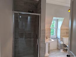 Spacious 4 Bedroom Flat in Stirling