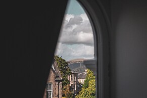 Spacious 4 Bedroom Flat in Stirling