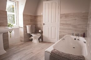 Spacious 4 Bedroom Flat in Stirling