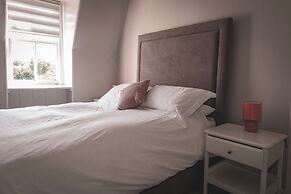 Spacious 4 Bedroom Flat in Stirling