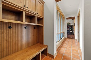 Private Ranch - Pool, Ping Pong, Yoga, Weddings, Games