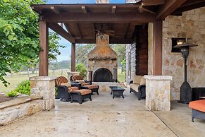 Private Ranch - Pool, Ping Pong, Yoga, Weddings, Games