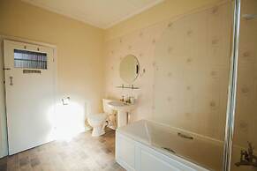 Comfy Kingston Central Garden House & Free Parking