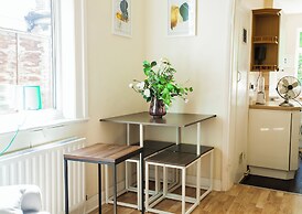 Comfy Kingston Central Garden House & Free Parking