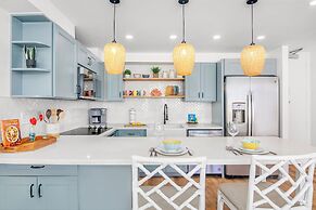 Premium Remodeled Condo with Ocean View and Parking