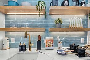 Premium Remodeled Condo with Ocean View and Parking