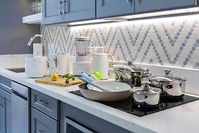 Premium Remodeled Condo with Ocean View and Parking