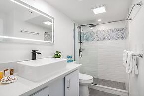 Premium Remodeled Condo with Ocean View and Parking